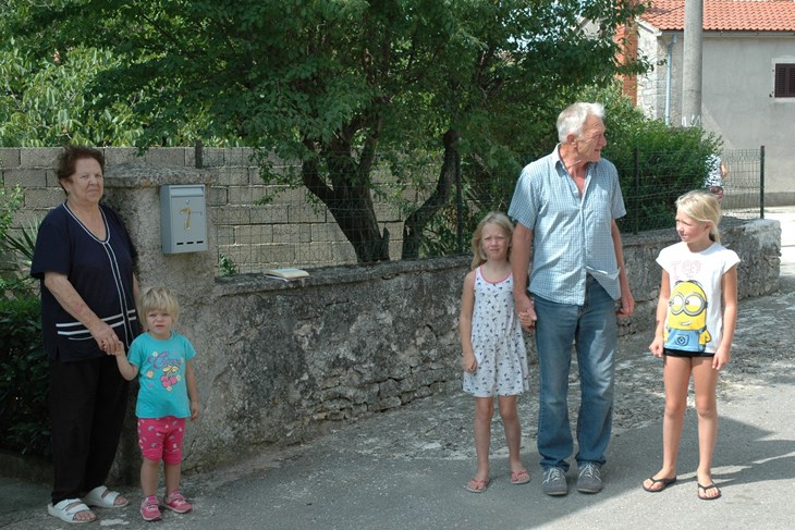 Lidiji Bastijančić i Mariju Modrušanu žao je što propada stara škola (E. VELAN)