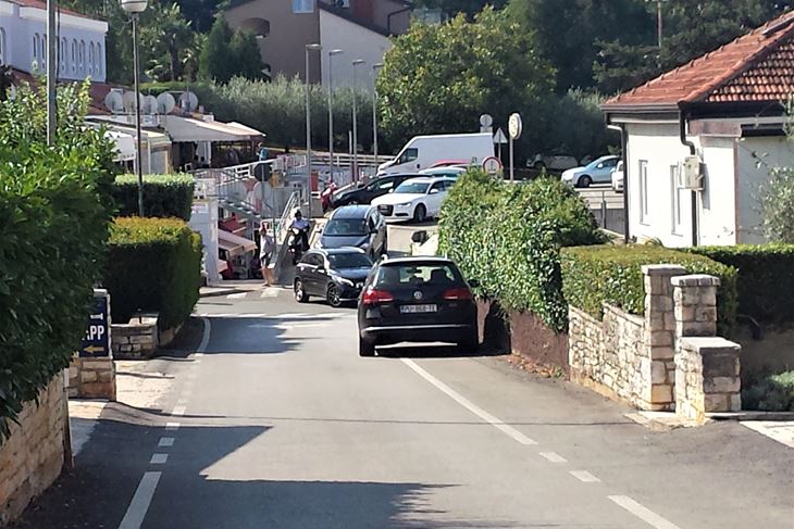 Nepropisno parkiran auto u Pulskoj ulici (T. KOCIJANČIĆ)