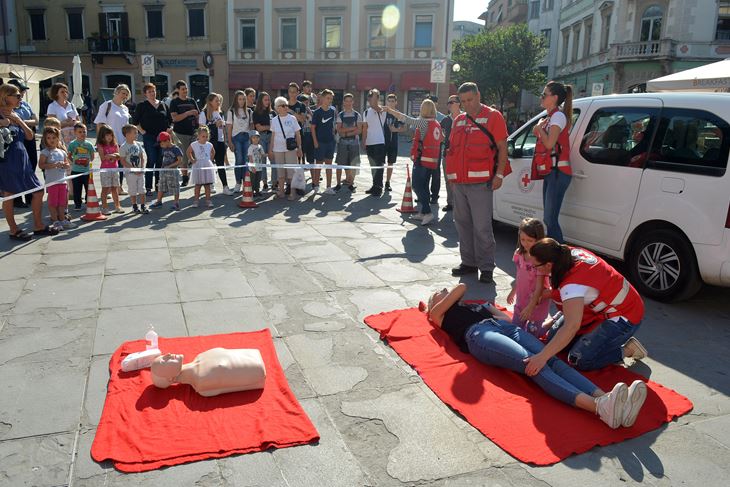 Demonstracija pružanja prve pomoći  Snimio Dejan ŠTIFANIĆ