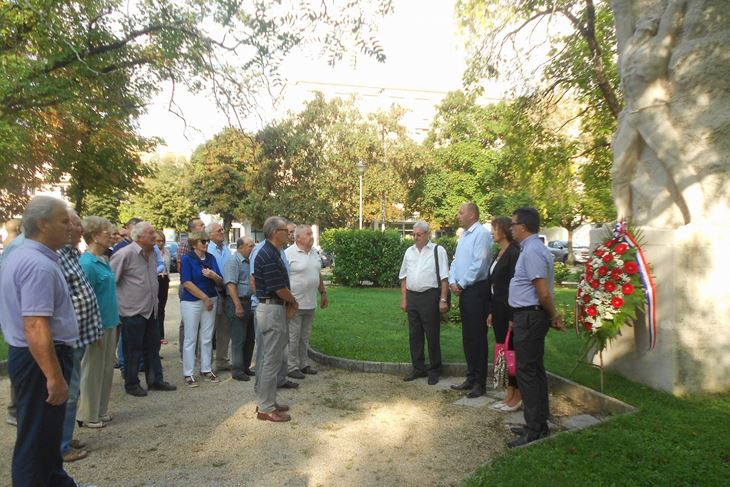 Komemoracija pred spomenikom Žrtvama fašizma u Pazinu (M. RIMANIĆ) 