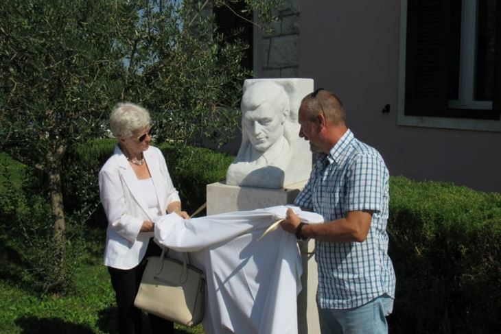 Spomen poprsje otkrili su supruga Marija i sin Sanko Rojnić (B. BLAŽINA)