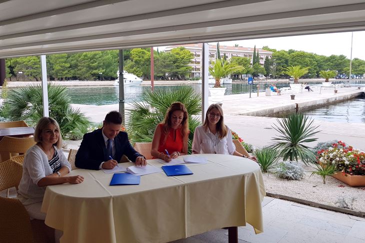 Sporazum o suradnju potpisali su ravnatelj Brijuna Marno Milotić i dekanica Fakulteta za interdisciplinarne, talijanske i kulturološke studije Tea Golja