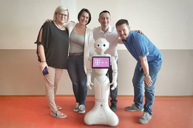 Doc. dr. sc. Sven Maričić (prvi s desna) u društvu ženskog robota Pepper